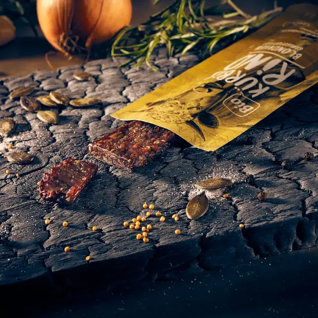 Kürbis Rind auf dem Brett mit Kürbiskernen und Rosmarin