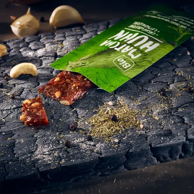 Matcha Huhn auf dem Brett mit Cashewkernen und Zitronengras